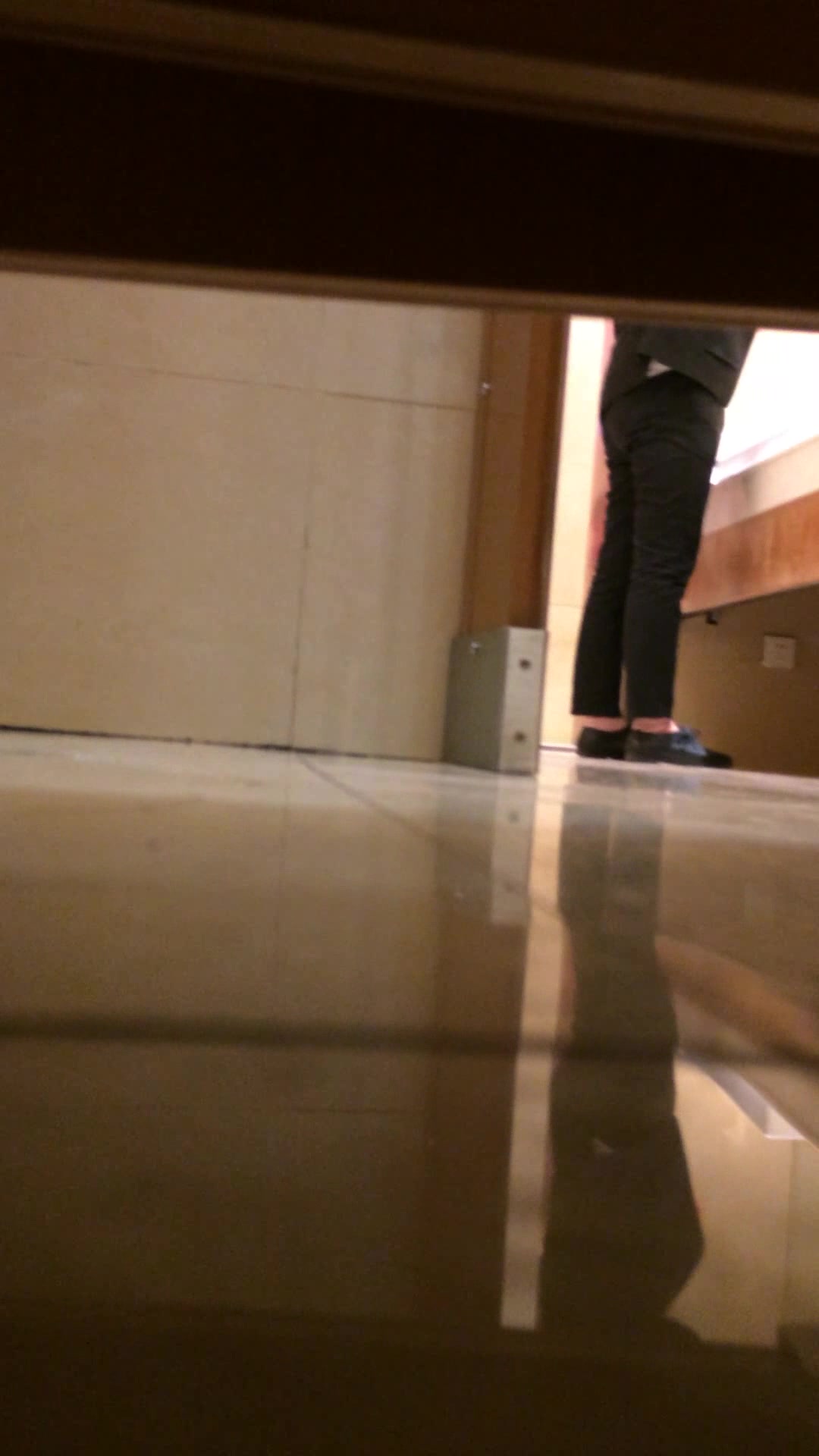 商场厕拍系列 妹子的胸圆润饱满，看起来真不错