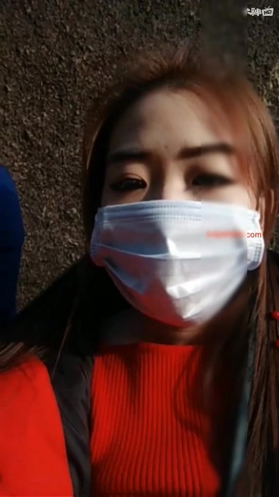 继二嫂之后又一牛逼大奶主播人生小骚妇户外景区给两个民工模样的人吃鸡巴