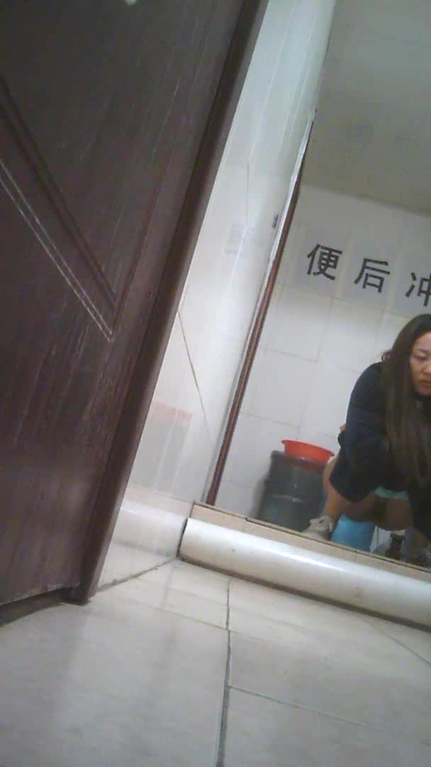 大学女厕所系列3 身材瘦弱的妹子一脸的清纯