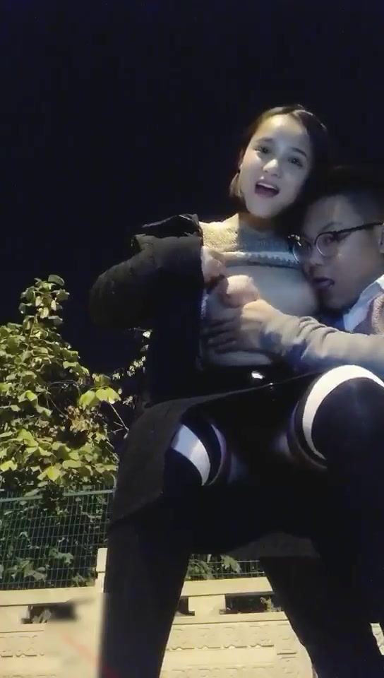 气质颜值美女卡扣妹妹与海龟男友寒冷夜晚在户外大街上啪啪全程露脸非常给力