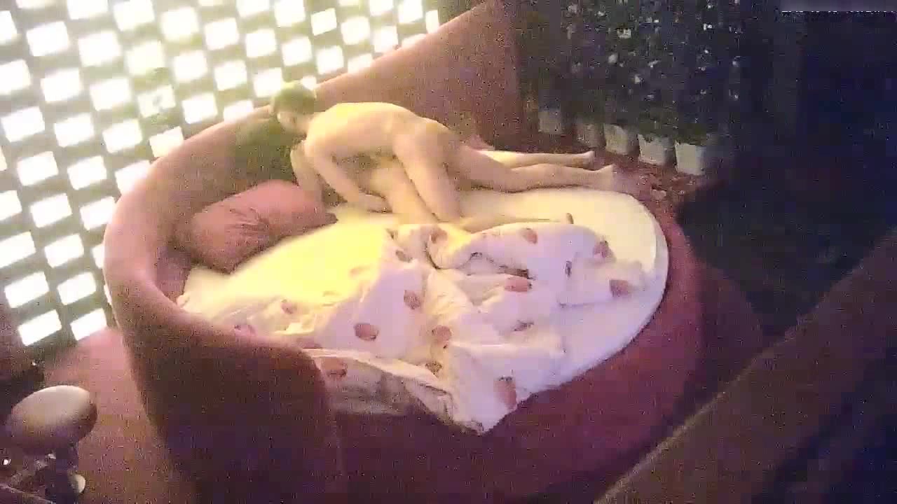 气质性感的美少妇出来偷吃约帅小伙酒店啪啪,美女受不了不让操了,男的还后插干,女说：你不是射了吗,逼都操肿了!