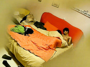 酒店红床偷拍体贴的眼镜同学和女朋友爽完给她擦脚戴文胸