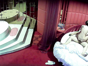 酒店360监控TP骚女打电话约情夫过来啪啪非常会玩的一对还不时拿手机出来自拍一下