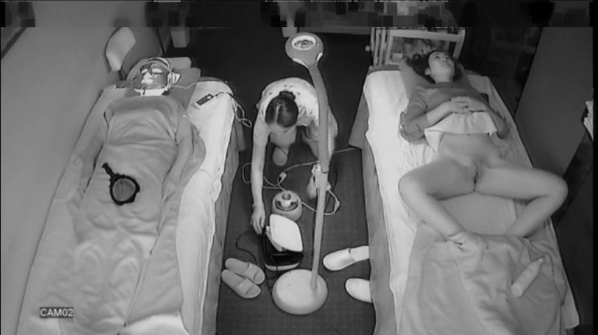 黑客破解美容院的网络监控摄像头偷拍美少妇掰开双腿给逼逼做激光美白护理