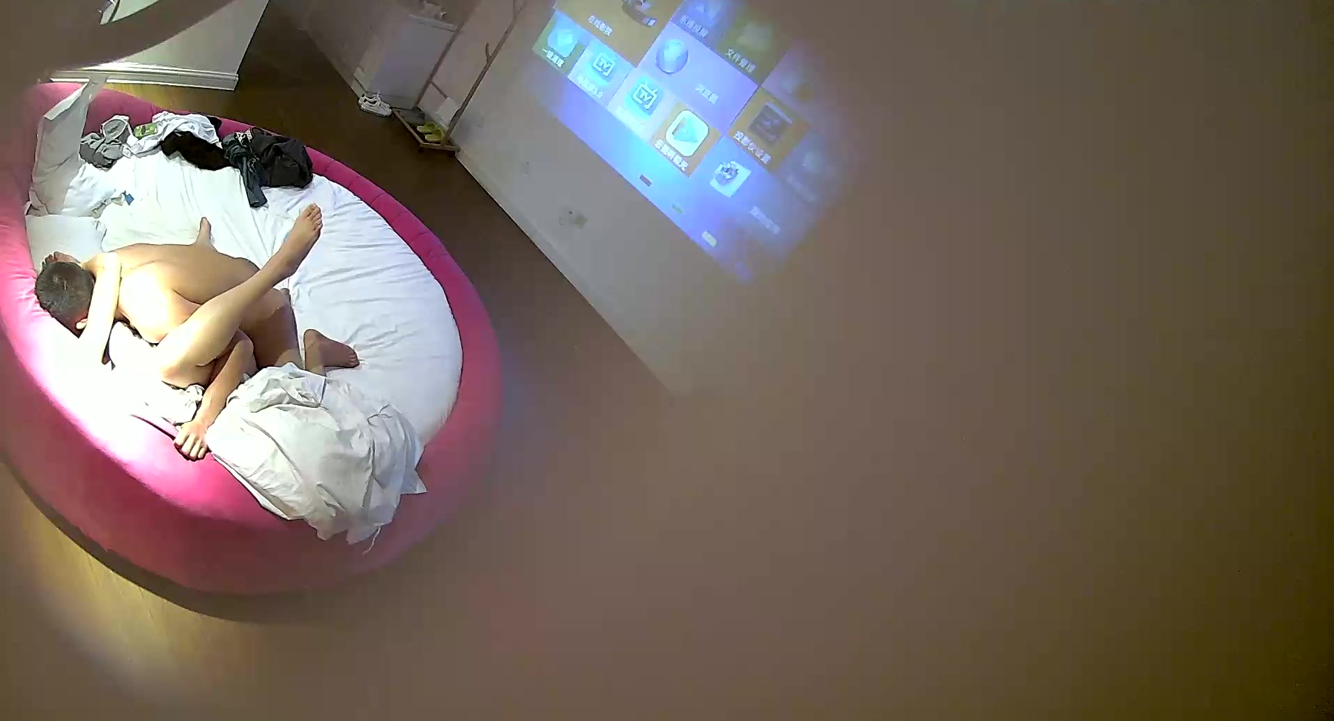 高挑性感的长发美女和网友宾馆见面,开始2人比较拘束,后来把美女扑倒各种干,女说：天啊,我不想做了,别这样,好痛