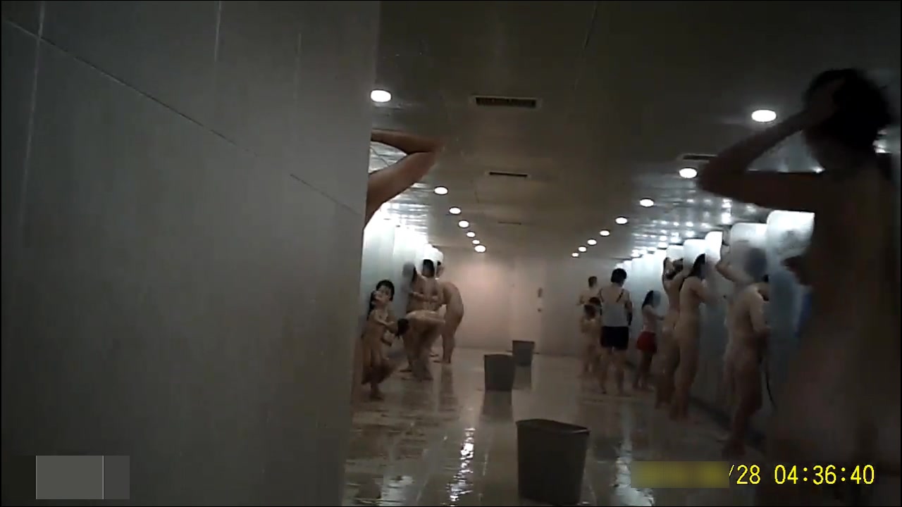 極品偷拍：身材各異的女性在公共浴室里的千姿百態