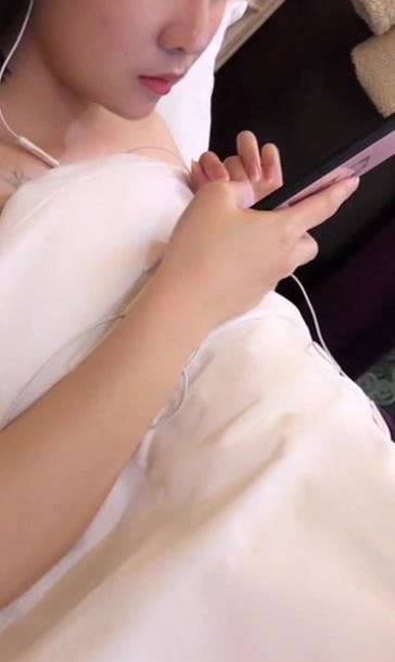 家境不错的师范学妹出钱和听话丑男友开房自拍先让用嘴舔逼伺候看逼逼应该玩过不少男人