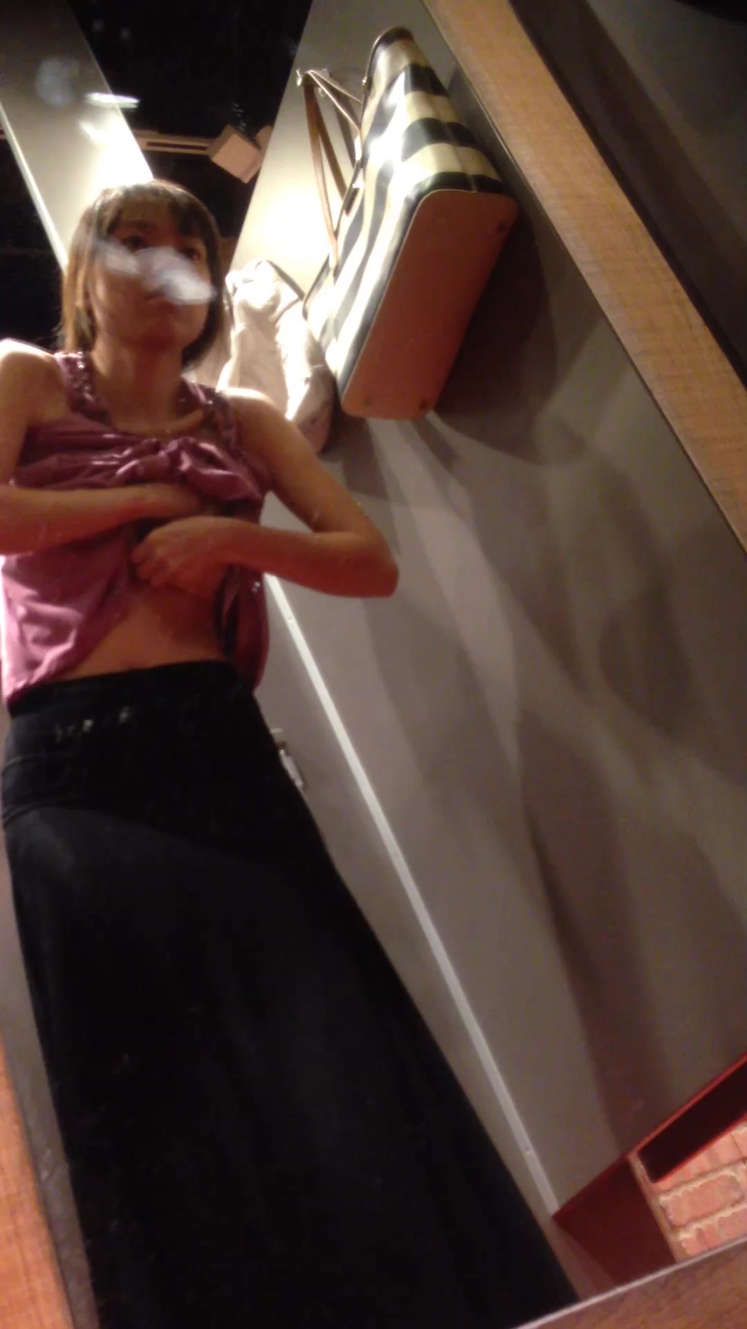 试衣间暗藏摄像头偷拍黑丝长裙女神换衣服还臭美拿手机自拍两张