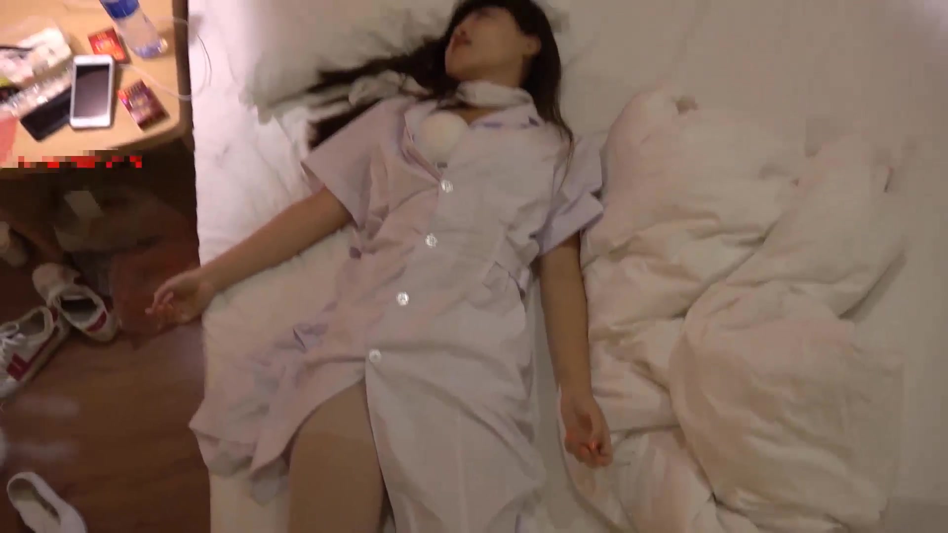 土豪私人订制-白皙性感的美女护士出诊看望病人时被强行弄晕扒掉衣服玩弄嫩穴啪啪,身材好,奶子大颜值高!