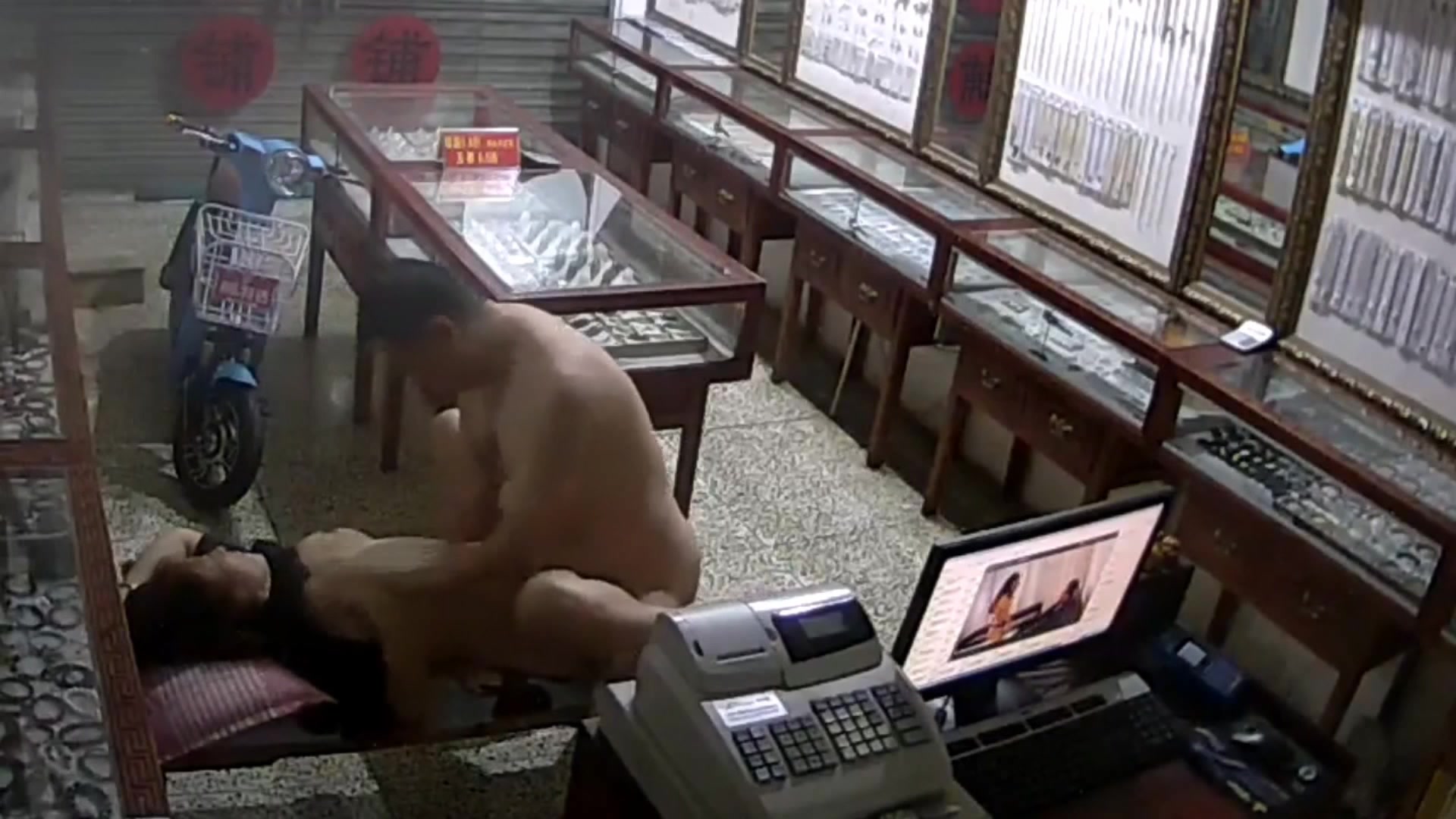 珠寶店偸拍店鋪打烊後,大波收銀員騷婦與保安大叔用收銀機看A片欲火焚身後長椅當床打炮
