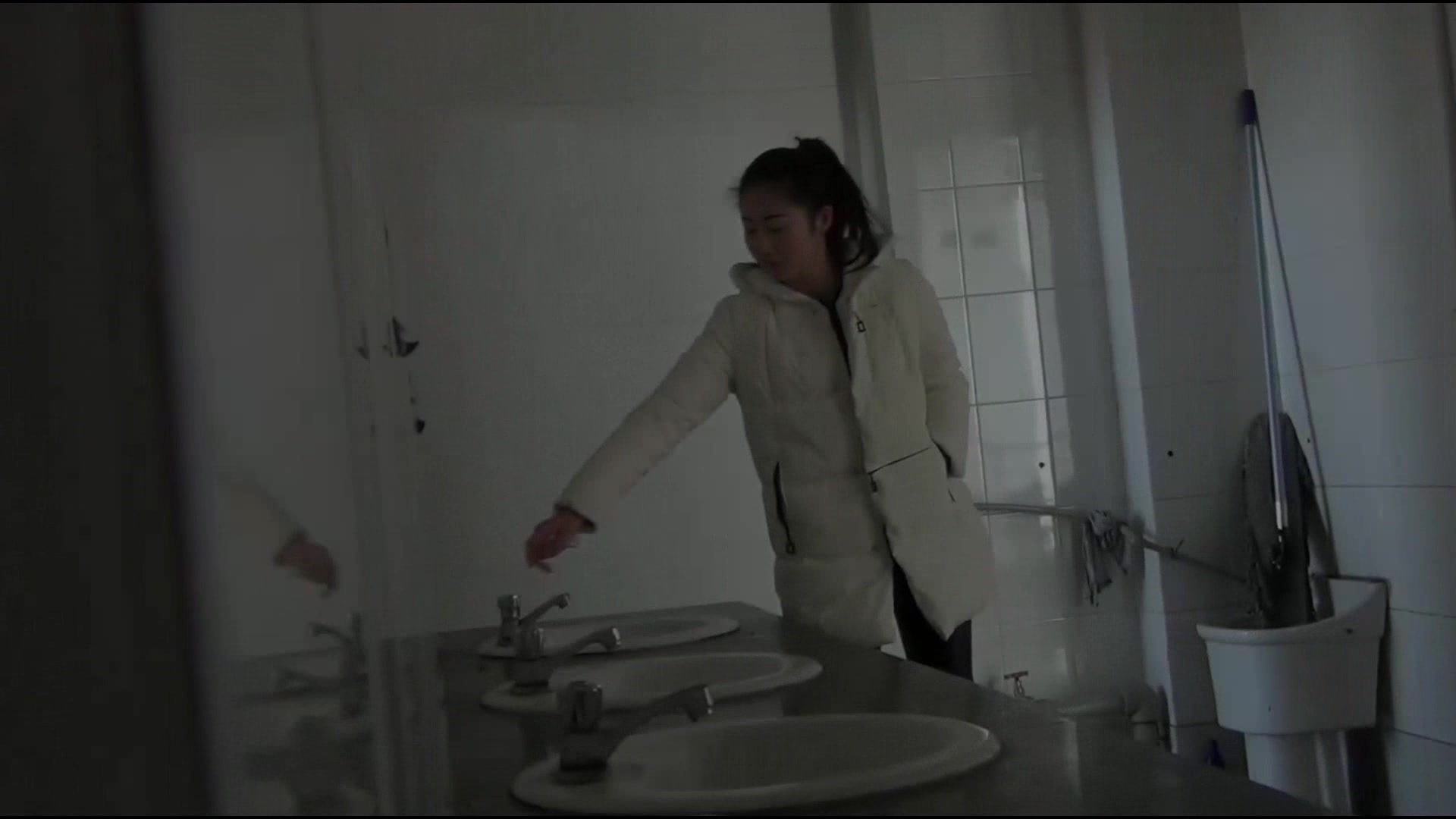 男扮女装尾随妹子进女厕拍白色羽绒服的清纯校花,她还怀疑的望了我一眼