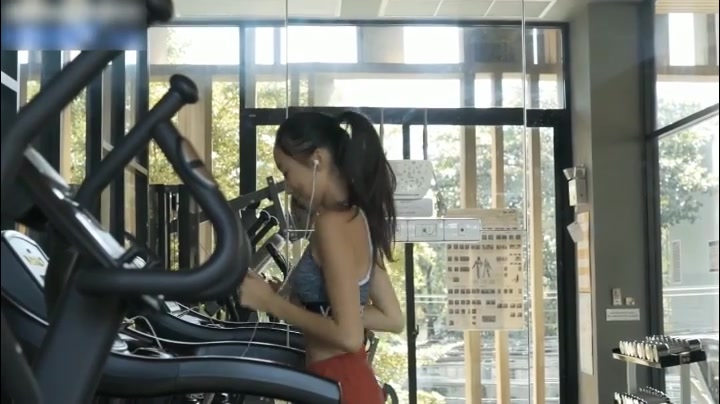 情景精品视频 健身房好身材美女勾引啪啪颜射真的很骚，美女玩起来很嗨吞吐翘臀很冲动