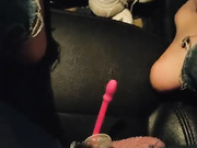 红色奶头妹子夜晚车震 牛仔裤开裆塞着跳蛋口交后座大力抽插