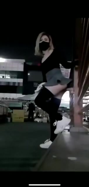 小骚货大晚上在广场对着收破烂大爷自慰