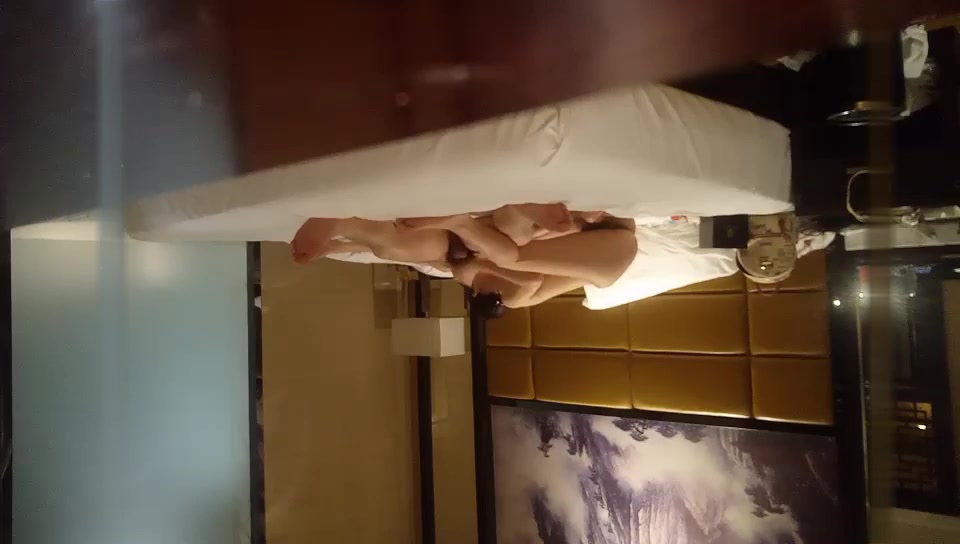 《午夜采花探花》几个哥们约了个学生模样的兼职妹让大哥搞让妹子穿着情趣女仆诱惑一下