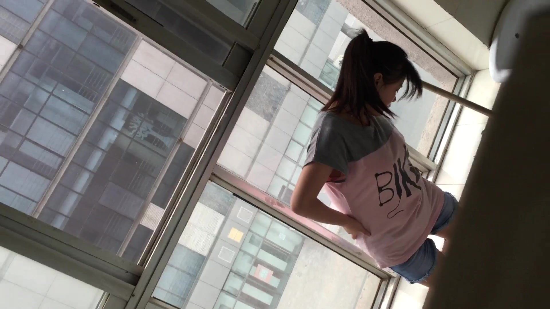 国内厕拍大神潜入某礼仪培训机构女厕偷拍美女嘘嘘有个高跟美女貌似在换衣服脱光了尿尿