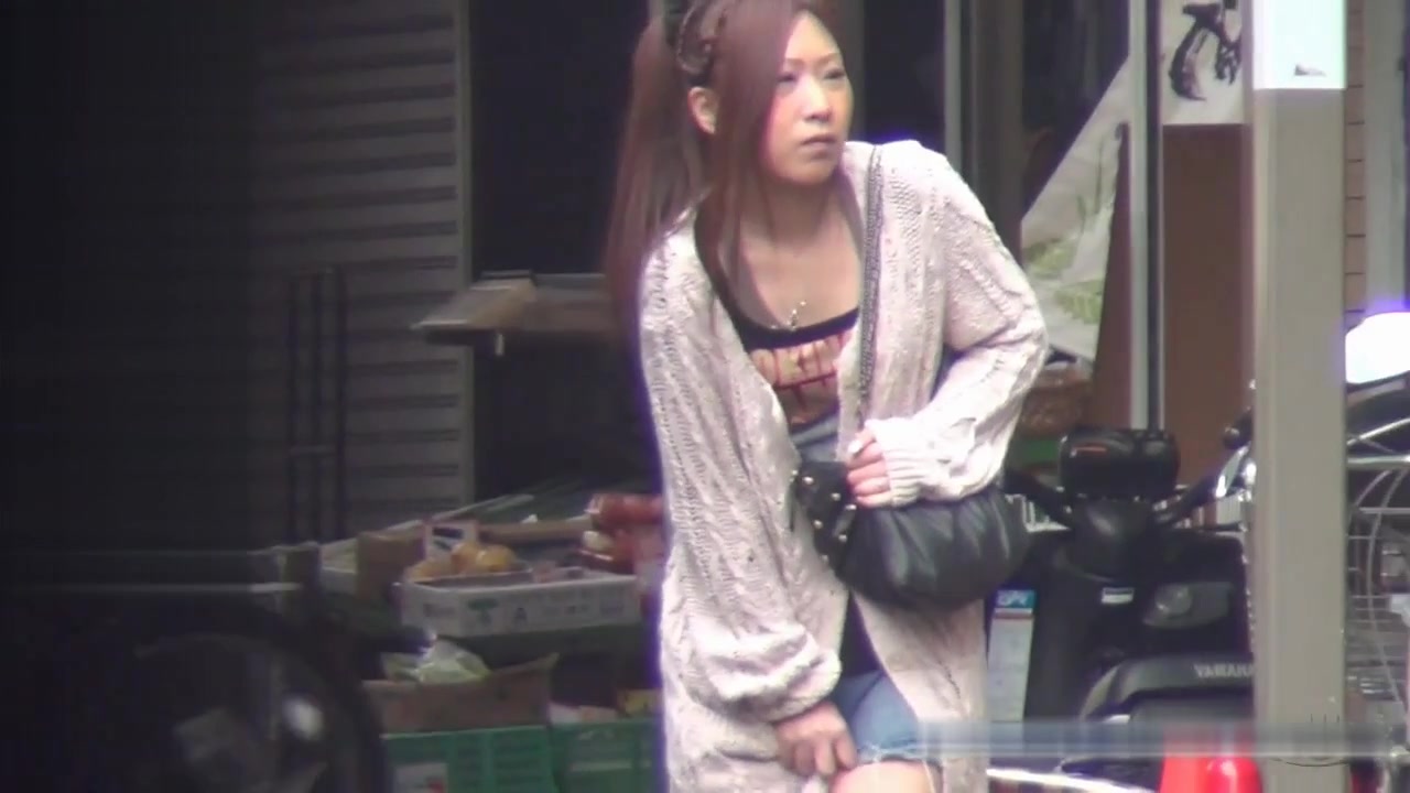 盗站流出变态男公共场合偸拍4位内急难耐年轻妹子和少妇找隐蔽地方尿尿被发现有偸拍后不知所措上来抢摄像机_0001