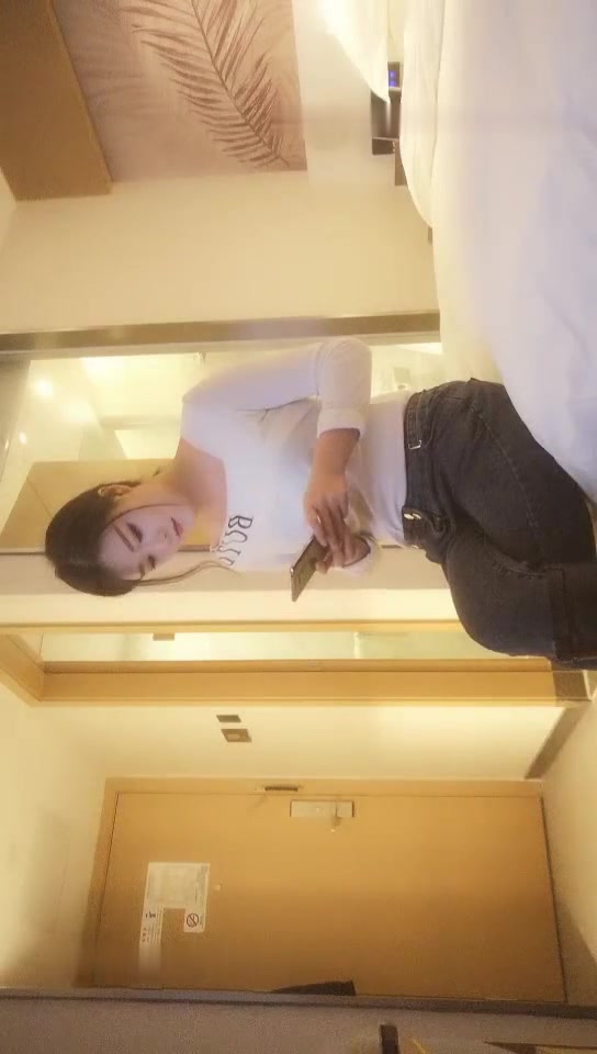 五官精致丰满的性感外围美女酒店上门服务收不到钱不让碰,给完钱态度大转变被猛男各种姿势狠狠连插2次,操的痛苦呻吟!