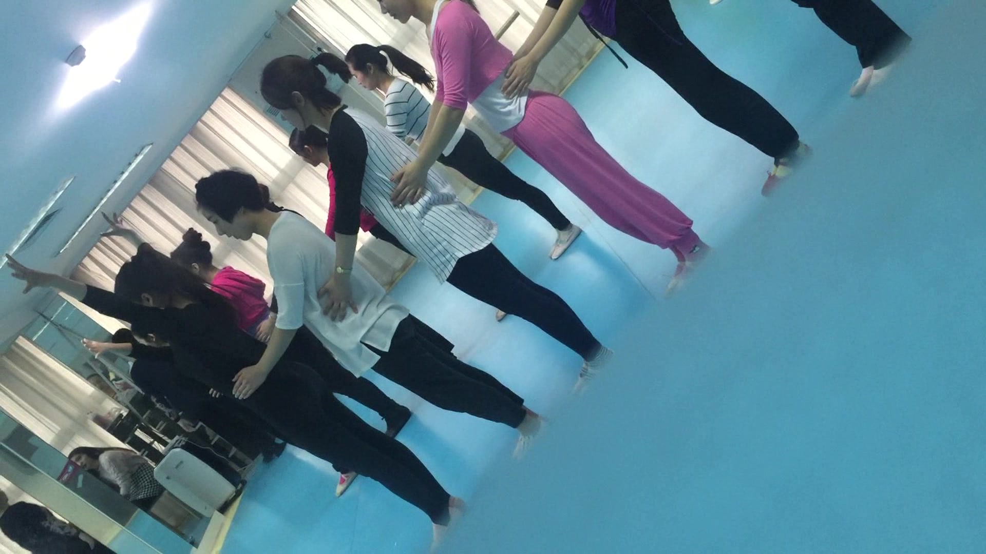 胆大包天牛人某艺术培训班偸拍女学员上课练舞更衣间换衣卫生间嘘嘘妹子像个处女尿尿一条线