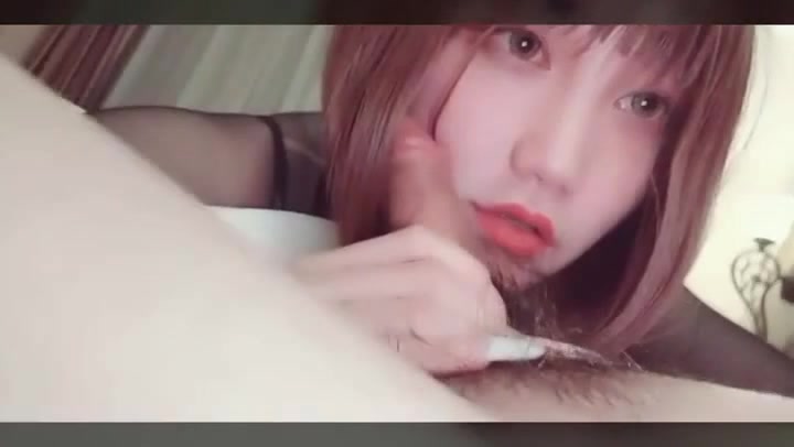 性感小妖精TS夏妃儿  艳丽高跟鞋诱惑格子黑丝袜 鸡巴上倒牛奶给儿子舔，妈妈的鸡巴香吗，真的骚死啦！