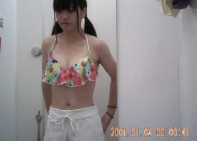 商场内衣专卖店试衣间偸拍多位青春发育期漂亮美眉试换内衣一对美乳又挺又圆润2V2