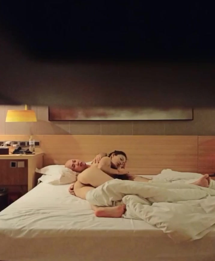 秃头大屌胸毛哥酒店约炮风骚白嫩美少妇性感身材没得说床头床位翻来覆去各种肏激情四射