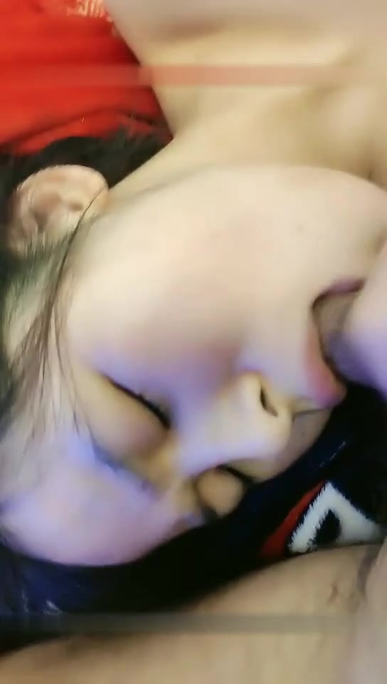 西安19岁大二学生妹没开学，上完网课晚上跟男友啪啪，年纪不大口活不一般，肥美鲍鱼超级紧很快男友就射了