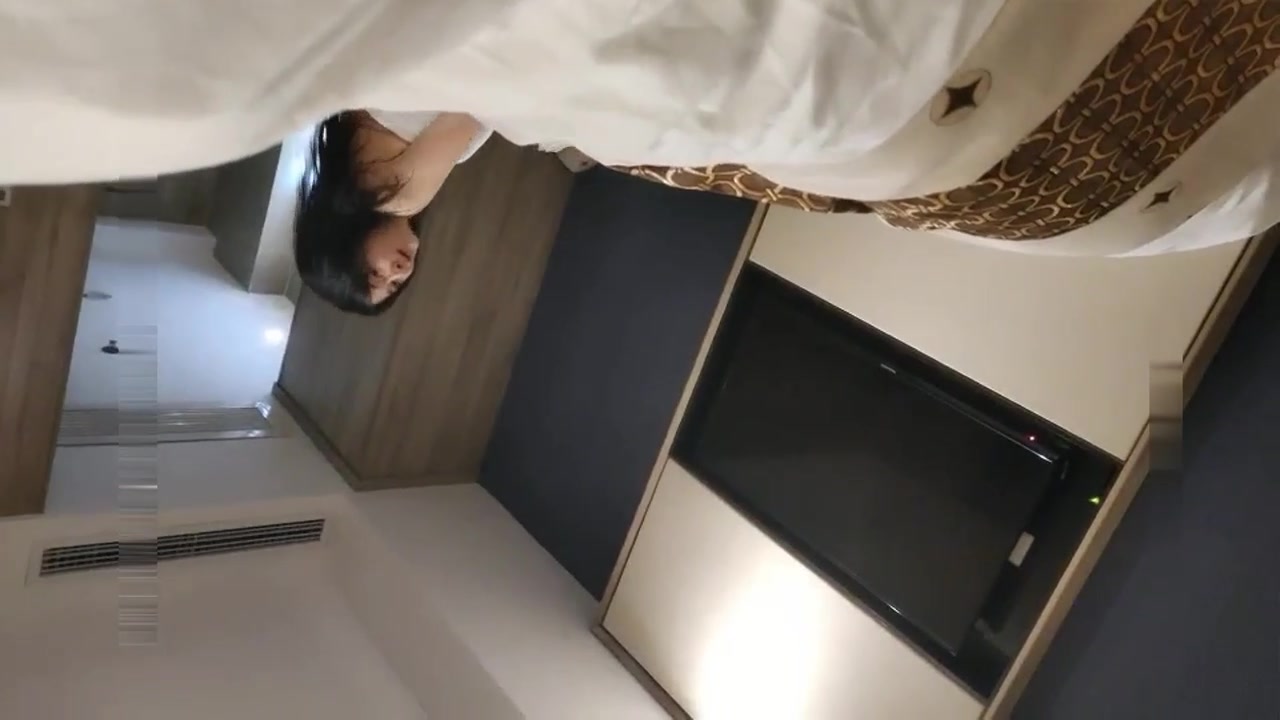 “哇你的奶子很挺啊”对白精彩酒店网约颜值高身材好皮肤又白学跳舞的兼职美女啪啪很投入呻吟表情到位