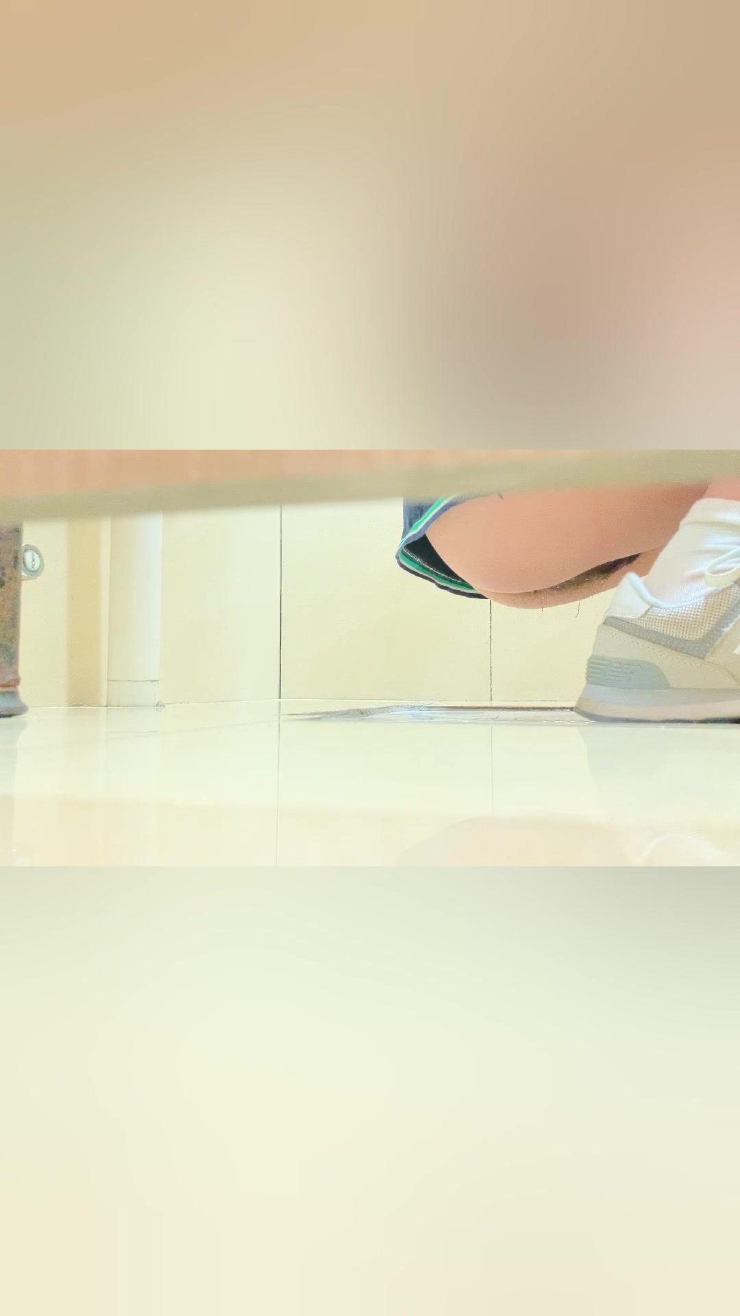 国内厕拍大神潜入某购物中心隔板女厕偷拍几个美女嘘嘘高清无水印原版