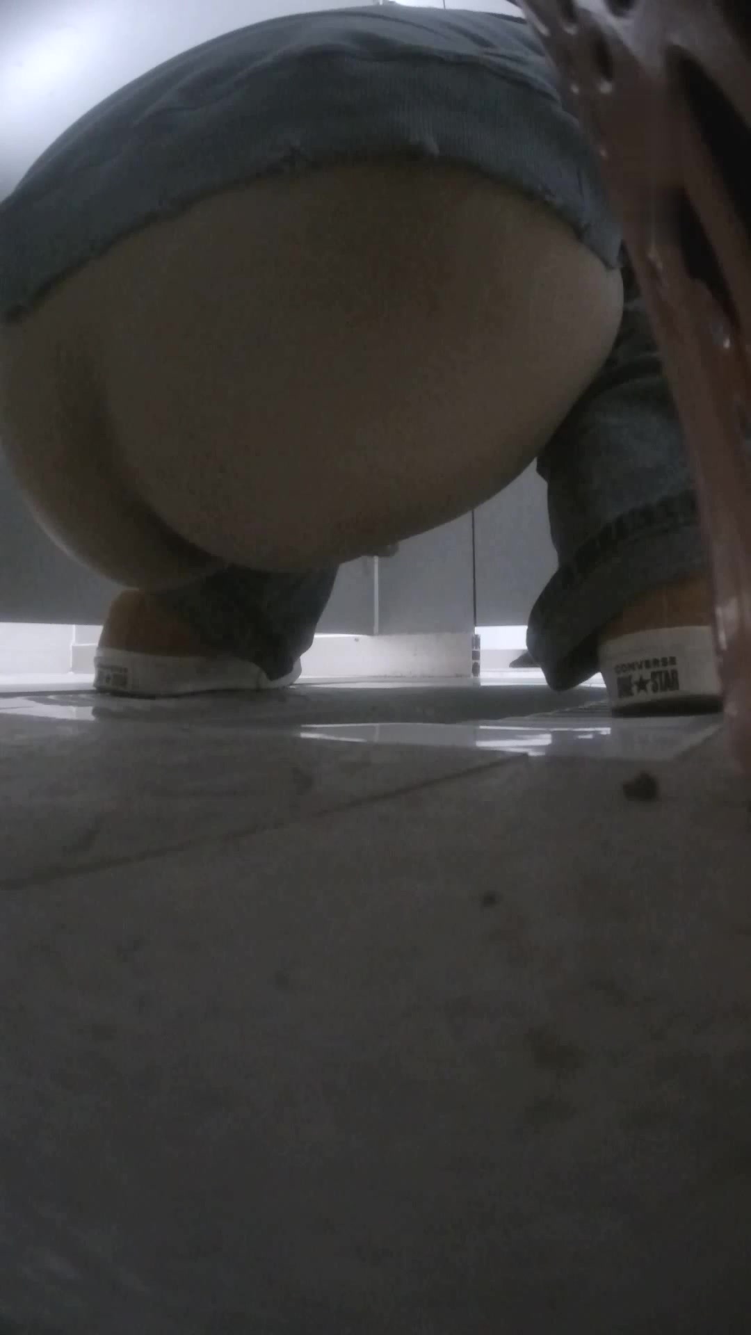 最新流出办公楼厕拍系列 大胸金发妹妹的蜜桃臀很是惹人喜爱