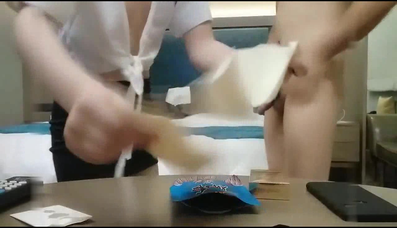 平头哥网约私下兼职援交的美女汽车销售员酒店啪啪,高跟靴紧身牛仔裤超性感,虽然口活不够熟练,逼逼插起来真爽!