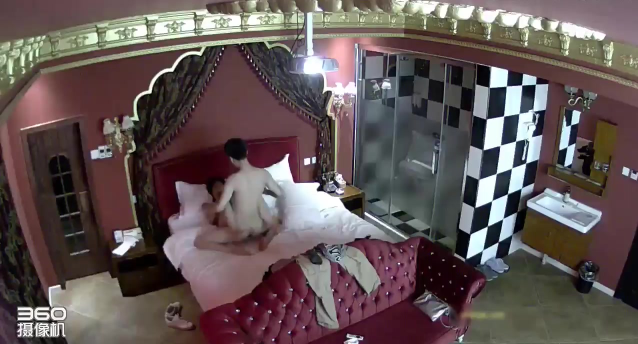 十个眼镜九个骚精品酒店欧式豪华房偷拍眼镜少妇一边玩微信一边和情人啪啪性欲强连续干了几次