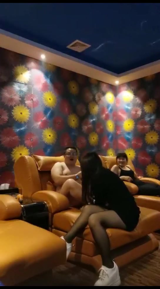 色眯眯的眼镜胖领导KTV包房约了两个女人唱一会喝点酒来情绪了被两个妹子按倒扒光沙发上肉战对白搞笑