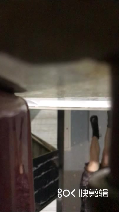 初中聚会班花喝醉了上厕所还唱点歌