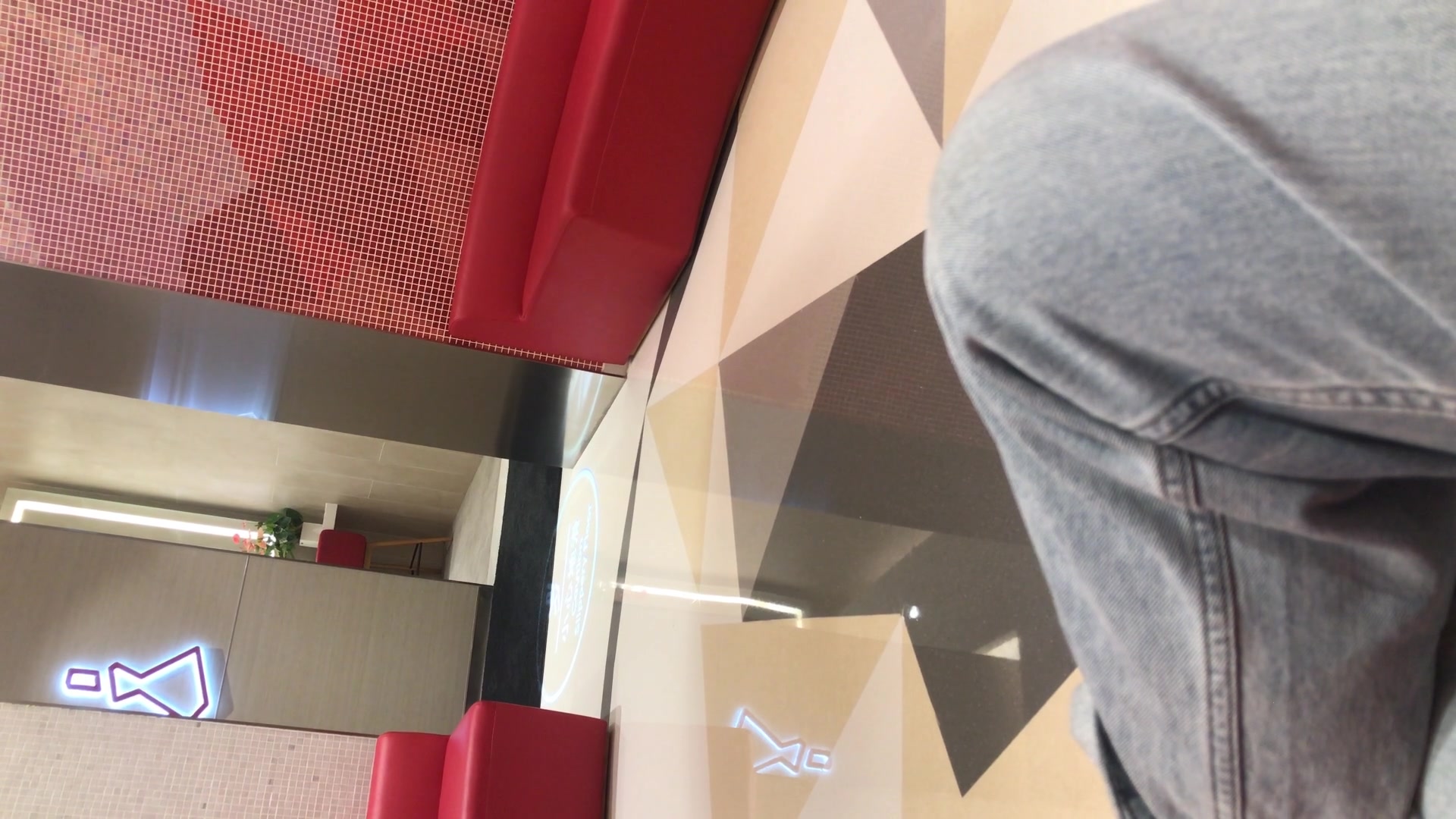 最新美女厕拍：抹着红唇少妇圆润的蜜臀