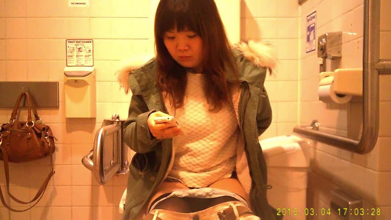 品牌商场高级坐厕正点角度偸拍多位气质美女美少妇方便妹子尿完擦逼的动作优雅