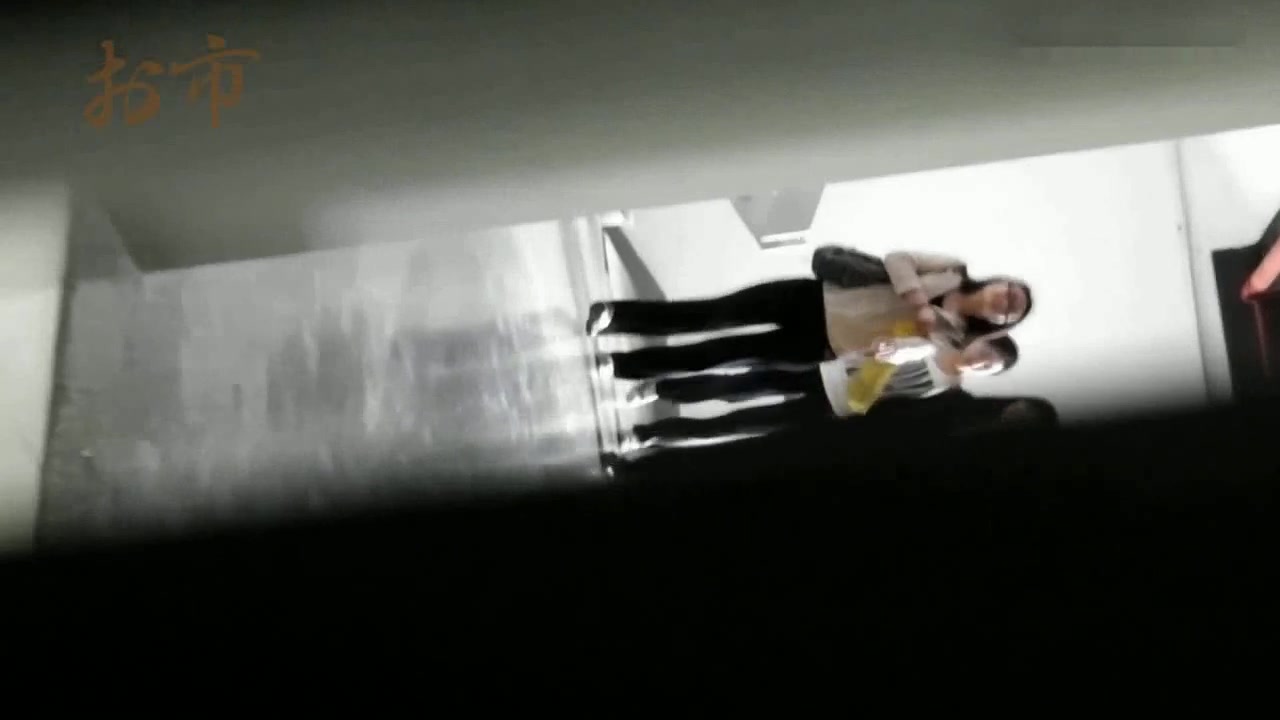 外站流出国内厕拍大神潜入某师范学院女厕偷拍美女嘘嘘几个高挑气质学妹结伴上厕所