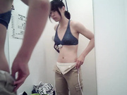 商场内衣专卖店试衣间偸拍年龄不大花季清纯漂亮嫩妹子试换内衣一对坚挺奶子不大不小正好