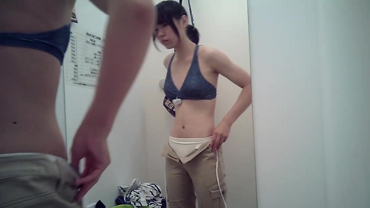 商场内衣专卖店试衣间偸拍年龄不大花季清纯漂亮嫩妹子试换内衣一对坚挺奶子不大不小正好