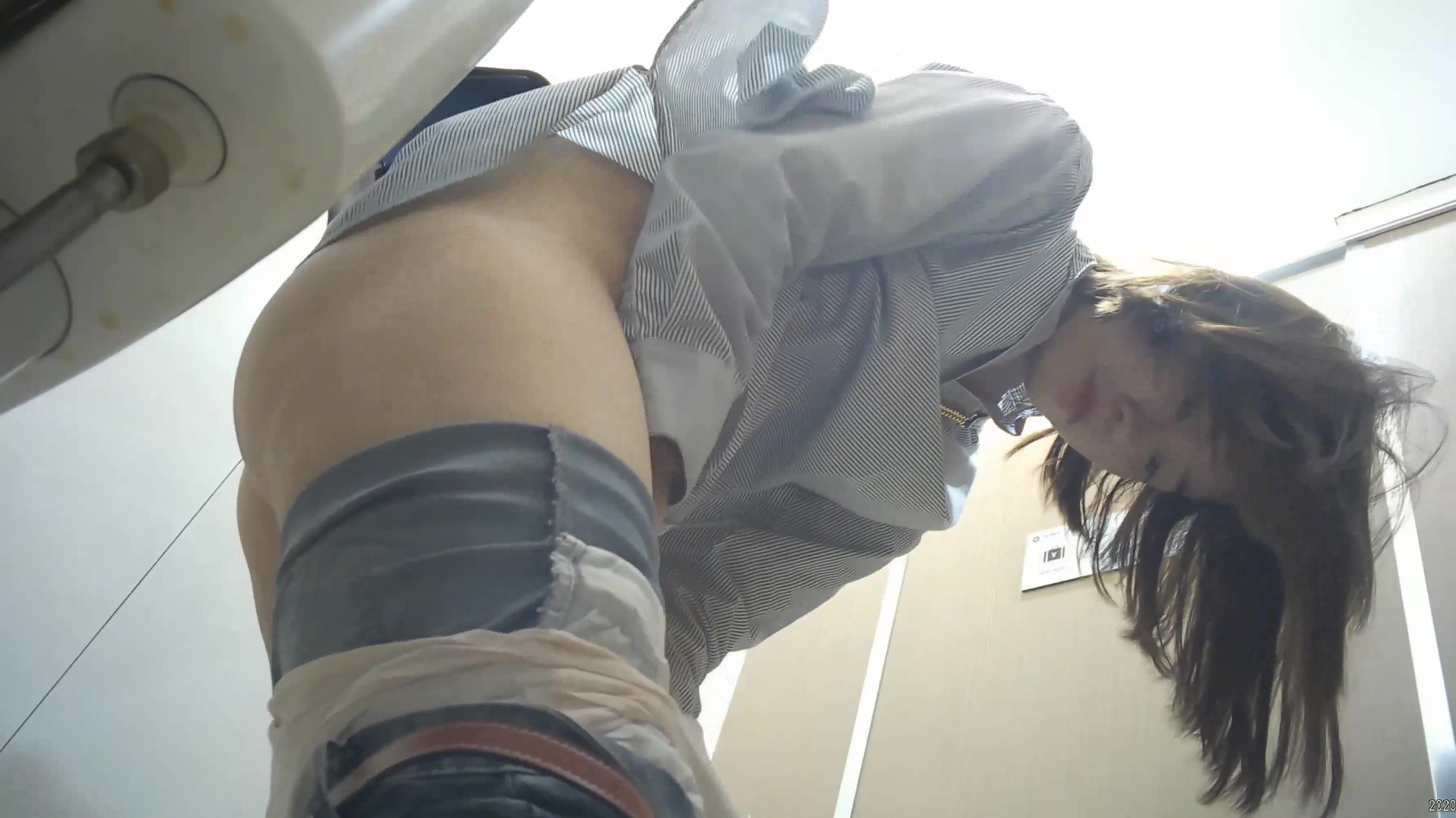 七月最新流出国内厕拍大神突然闯入系列牛仔裤美眉人长得漂亮下面逼毛性感