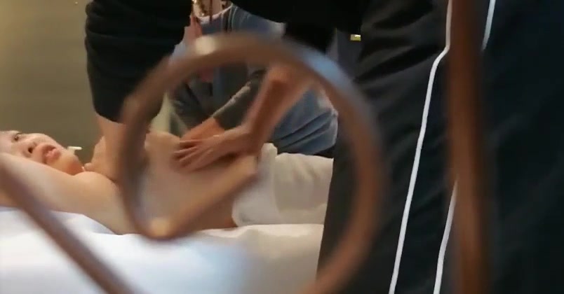 私密保健会所《女子养生SPA》偷拍两个男技师为富态姐服务全身推油阴部乳房按摩还一边唠嗑