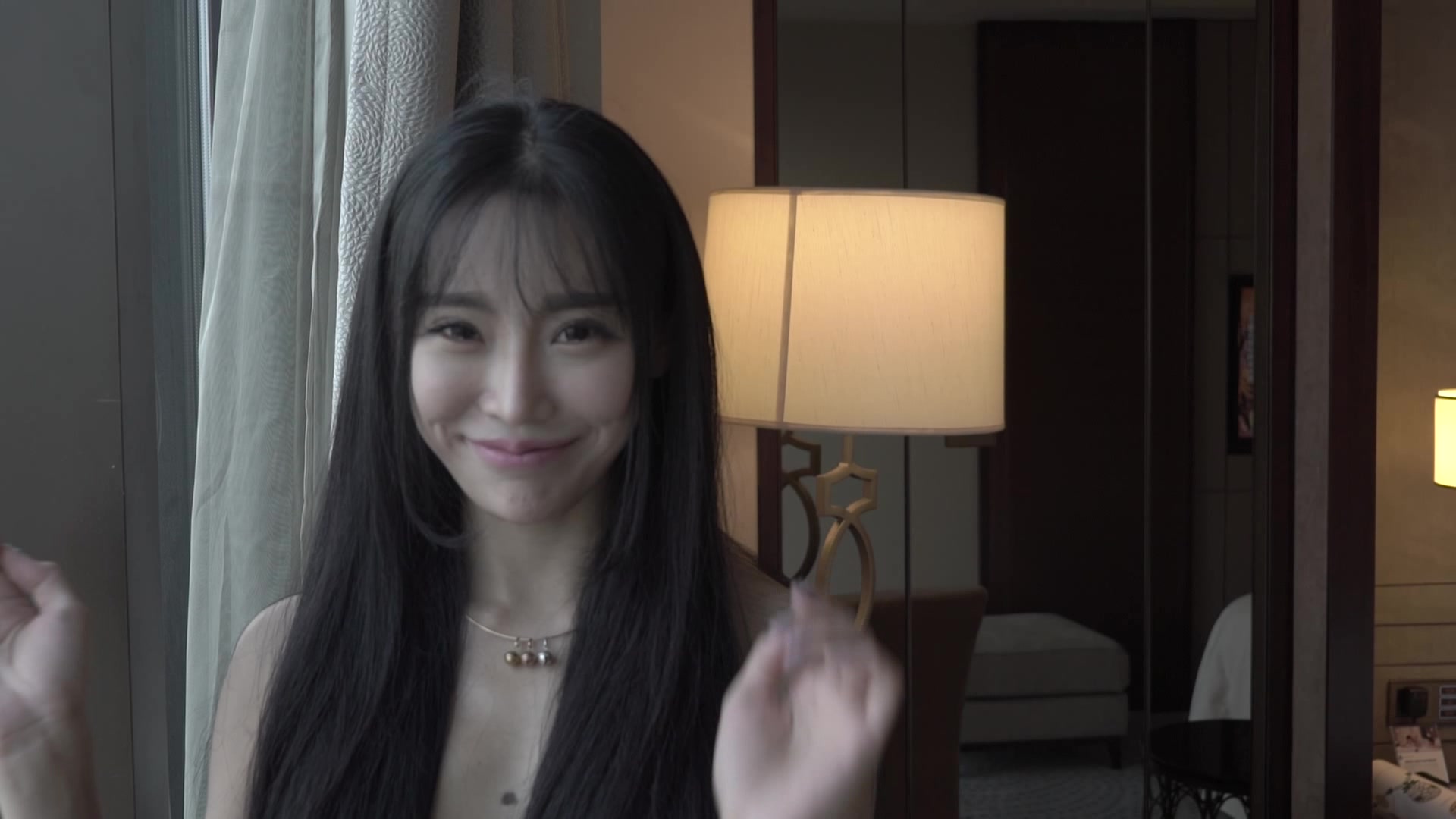 最新秀人网极品女神嫩模『草莓兔兔』酒店诱惑露点 细腰翘臀大长腿，眼神魅惑勾人高清1080P原版无水印_1