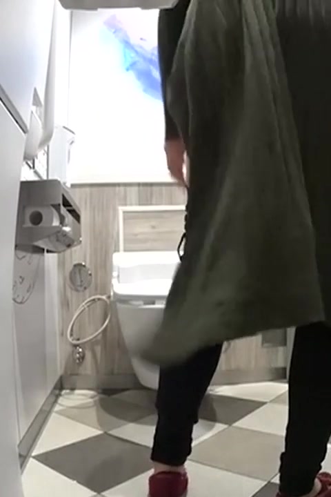 十二月最新流出商场高级座厕前后固定偷拍看打扮都是些潮流时尚美女