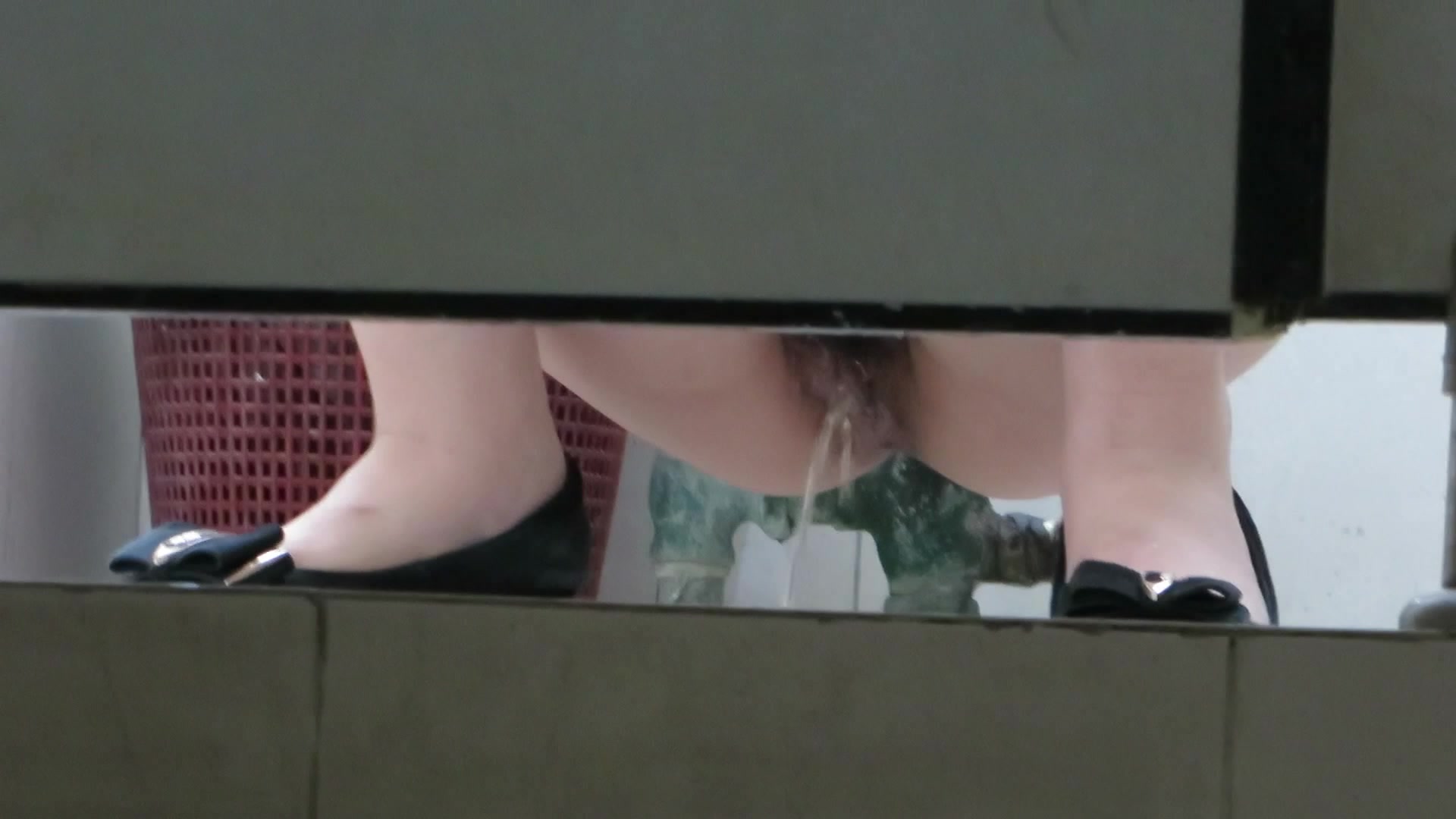 国内厕拍大神潜入某大厦写字楼尾随白领姐姐进女厕偷拍居然拍下人家在岗位上工作