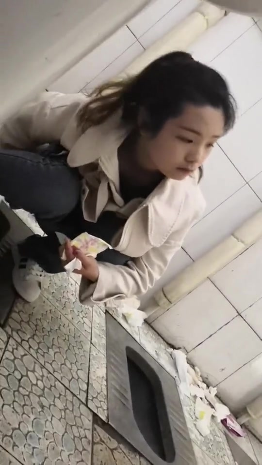 潜入女厕所偷拍