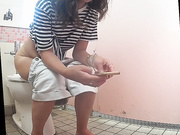 盗站流出海边浴场女厕偷拍来游泳的美女嘘嘘逼毛茂密牛仔裤美女这么小心脱裤子貌似知道有人偷拍似的