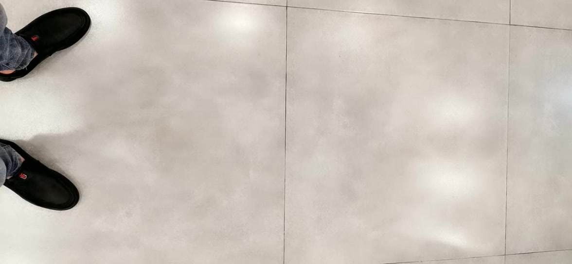 10.7源码高清录制《屌哥探花》约炮白肤美空姐兼职少妇穿着黑丝开裆沙发上站着草