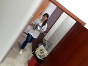 中午潜入某大厦写字楼女厕偷窥白领小姐姐嘘嘘年纪骚大的应该是领导