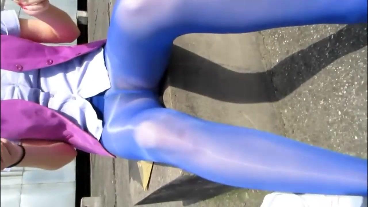 学院派嫩模无内户外天台私拍挺不容易还擦伤了与摄影师有交流国语对白