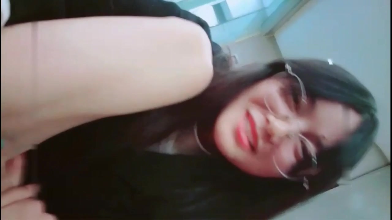 外表清纯斯文知性大学生闷骚眼镜妹内心淫荡至极不停挑逗男友还说来呀来呀实在受不了按倒床上扒光尽情发泄国语对白